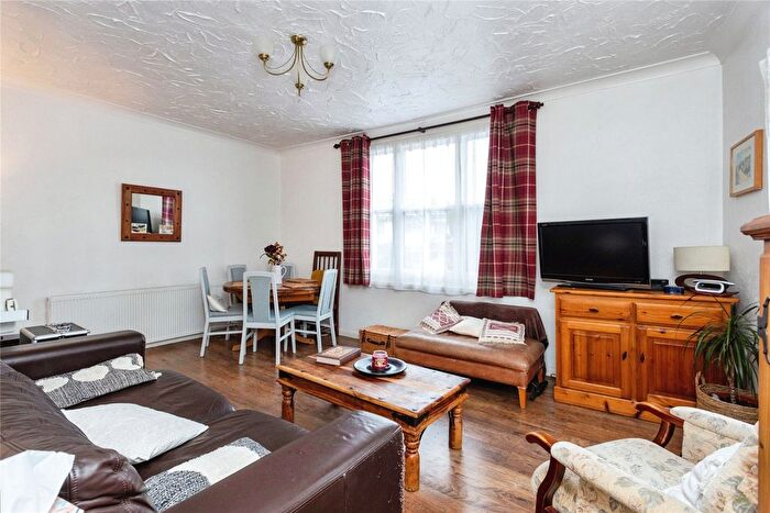 2 Bedroom Flat For Sale In Hadlow Road, Tonbridge, Kent, TN9