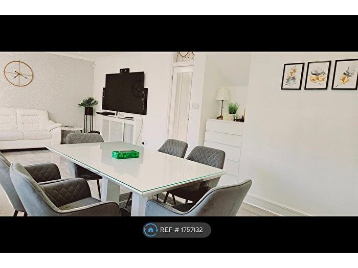 6 Bedroom Bungalow To Rent In Lower Cippenham Lane, Slough, SL1