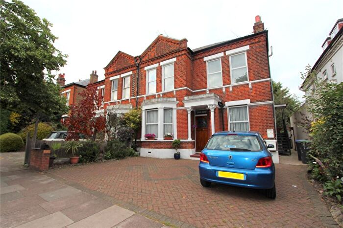 3 Bedroom Flat To Rent In Station Road, Winchmore Hill, London, N21