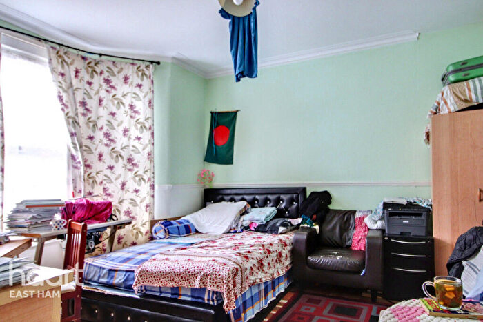 2 Bedroom Maisonette For Sale In Charlemont Road, London, E6