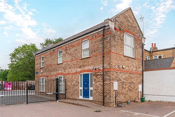 2 Bedroom Flat To Rent In The Gatehouse, Hampton Hill, TW12