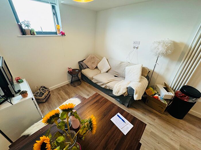 2 Bedroom Flat To Rent In Balham High Road, London, SW12