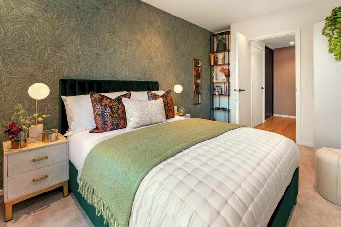 2 Bedroom Apartment For Sale In Heron Wharf, Leven Road, London, E14