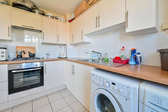 1 Bedroom Flat To Rent In Olney Road, Kennington, London, SE17