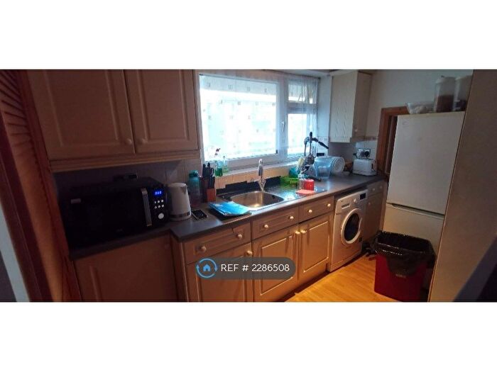 2 Bedroom Flat To Rent In The Mackrells, Redhill, RH1