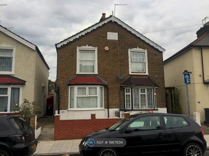 3 Bedroom Semi-Detached House To Rent In Chapel Road, Hounslow, TW3