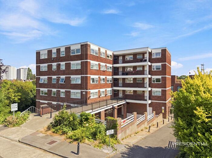 1 Bedroom Flat To Rent In Lynwood Close, South Woodford, E18
