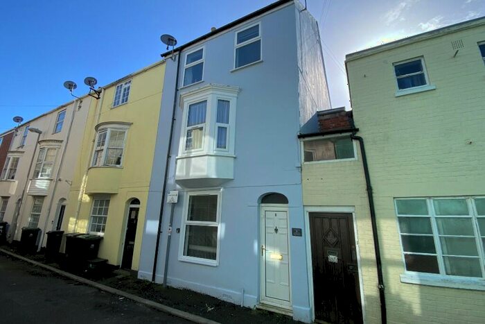 3 Bedroom Town House To Rent In Albert Street, Weymouth, DT4