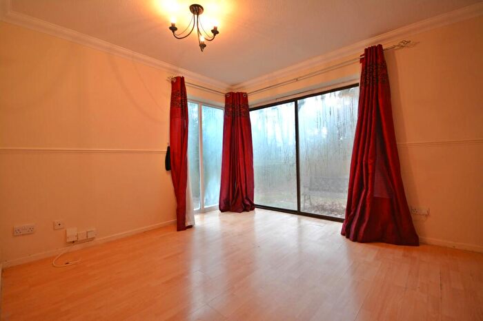 1 Bedroom Flat To Rent In Wayland Close, Harmans Water, RG12