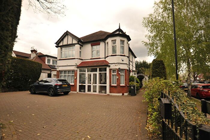 Detached House For Sale In Chase Side, London, N14