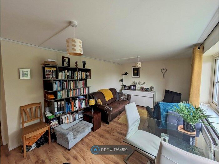 2 Bedroom Flat To Rent In Cross Road, London, N11