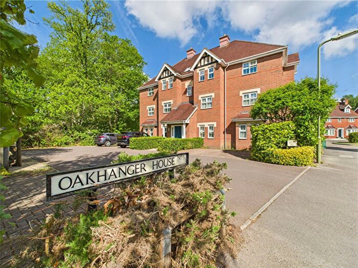 2 Bedroom Flat For Sale In Kingsley Square, Fleet, Hampshire, GU51