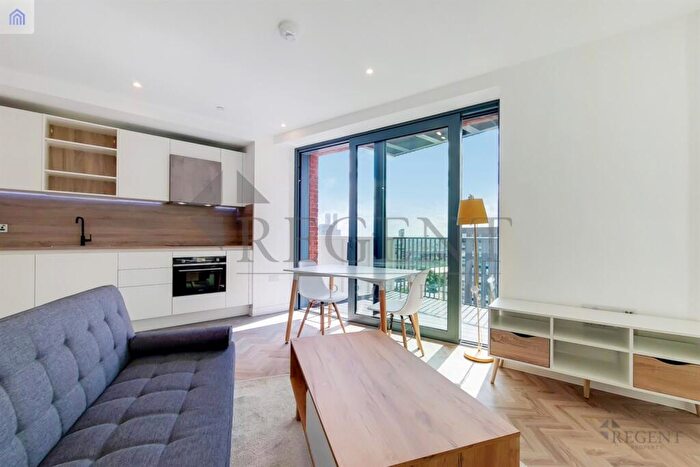 Apartment To Rent In Skyline Apartments, Makers Yard, E3