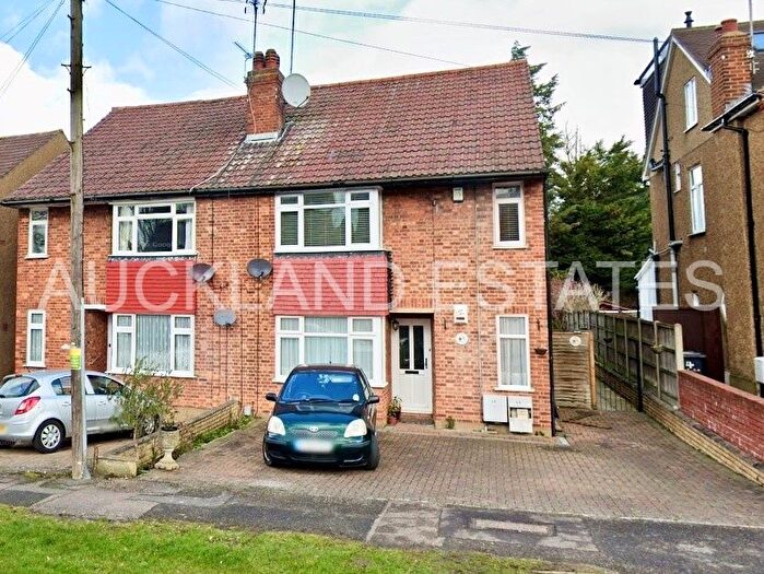 2 Bedroom Maisonette For Sale In Hill Court, Hill Rise, Potters Bar, EN6