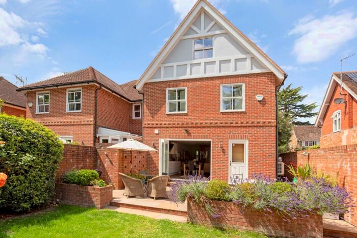 4 Bedroom Semi-Detached House To Rent In Cromwell Gardens Marlow, SL7