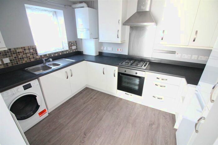 2 Bedroom Flat To Rent In Dedworth Road, Windsor, SL4