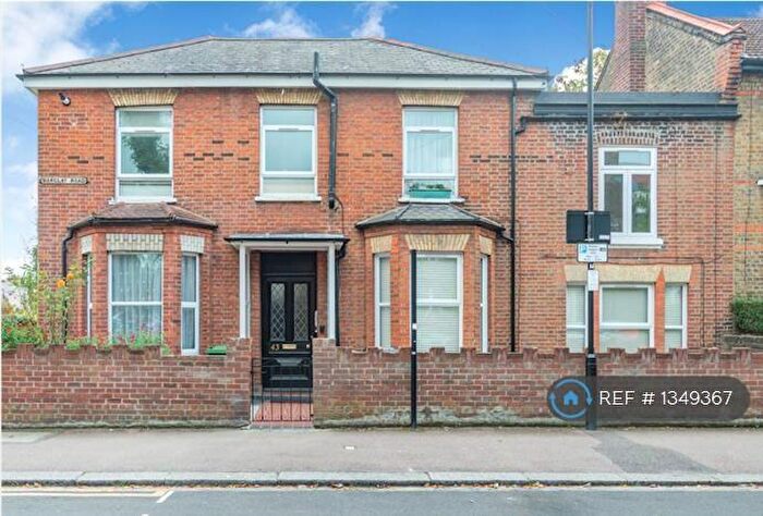 2 Bedroom Flat To Rent In Barclay Road, London, E11