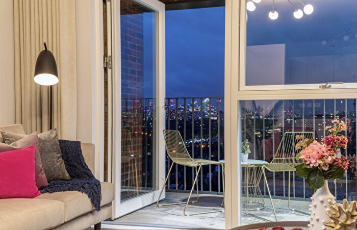 2 Bedroom Flat For Sale In Ilderton Road, London, SE15