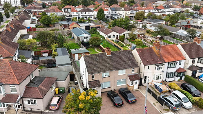 3 Bedroom End Of Terrace House For Sale In Straight Road, Romford, RM3