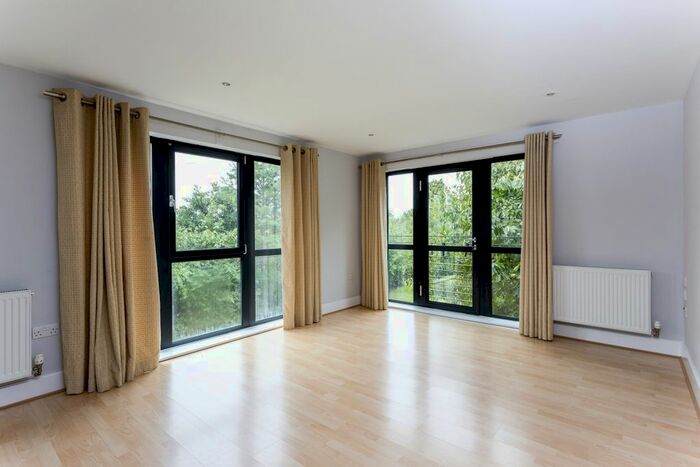 2 Bedroom Flat To Rent In The Belvederes, Hornbeam Road, Reigate, RH2