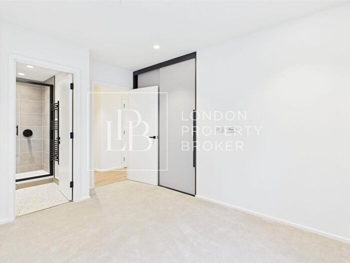 2 Bedroom Apartment To Rent In Barnacle House, Heron Wharf, E14