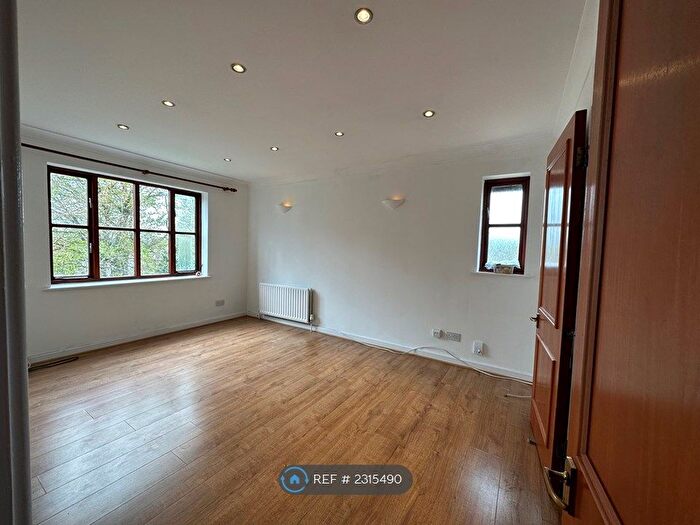 2 Bedroom Flat To Rent In Maybury Court, South Croydon, CR2