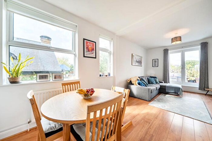 2 Bedroom Flat For Sale In Ewell Road, Surbiton, KT6