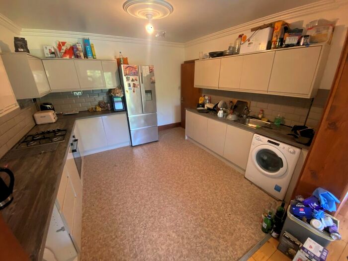 6 Bedroom House To Rent In Hollin Mount, Leeds, LS16