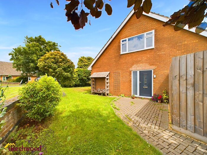 3 Bedroom Semi-Detached House For Sale In Appletree Road, Chipping Warden, OX17
