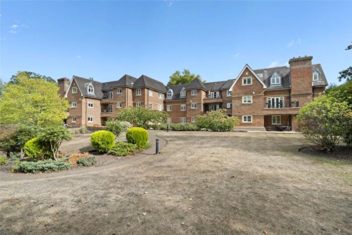 3 Bedroom Flat For Sale In Churchfields Avenue, Weybridge, Surrey, KT13