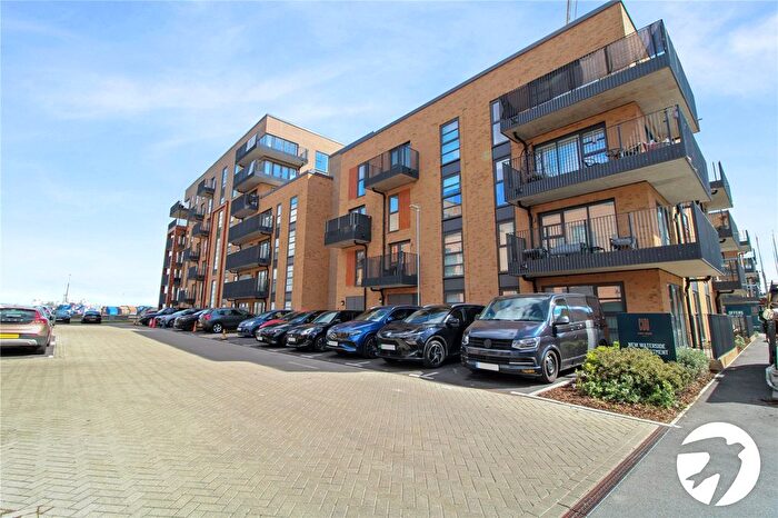 2 Bedroom Flat To Rent In Henley Approach, Northfleet, Gravesend, Kent, DA11