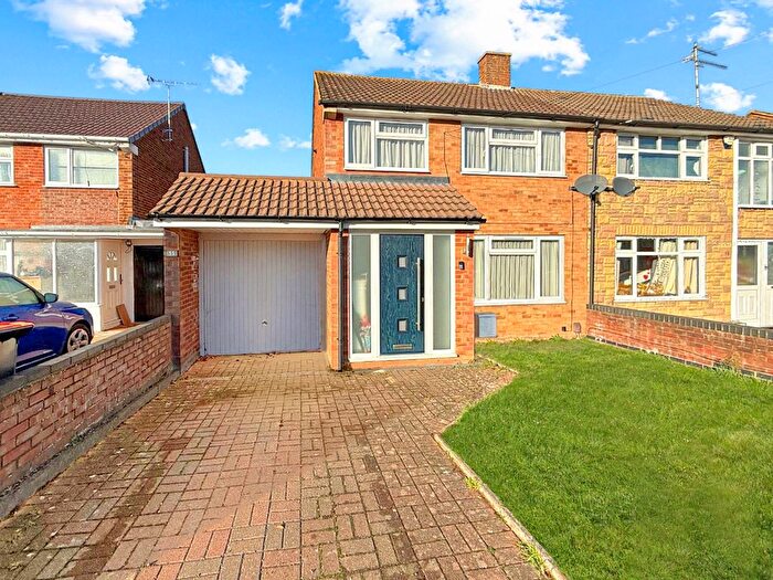 3 Bedroom Semi Detached House For Sale In Walgrave Road, Dunstable, LU5