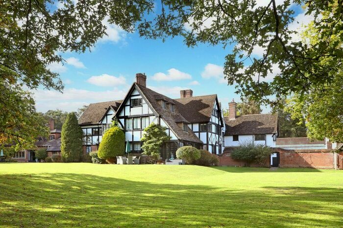 3 Bedroom Flat To Rent In Stoke Common Road, Fulmer, Fulmer, SL3