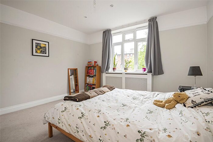 2 Bedroom Flat For Sale In Dounesforth Gardens, London, SW18