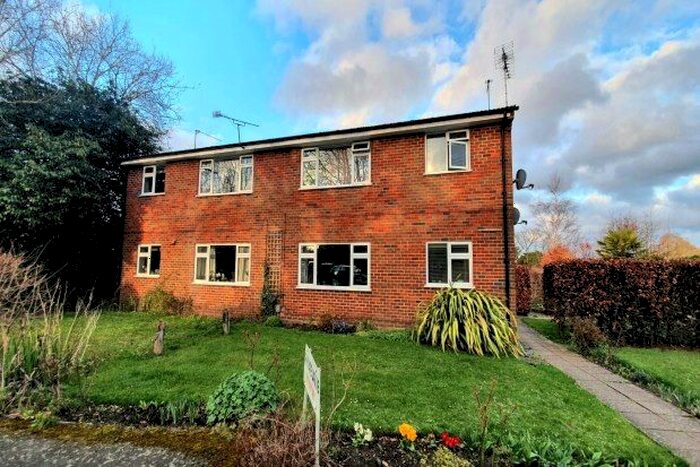 2 Bedroom Flat To Rent In Badshot Lea, Farnham, GU9