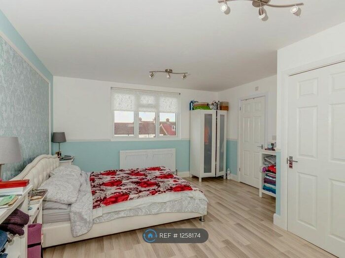 4 Bedroom Semi-Detached House To Rent In Tiverton Road, Hounslow TW3