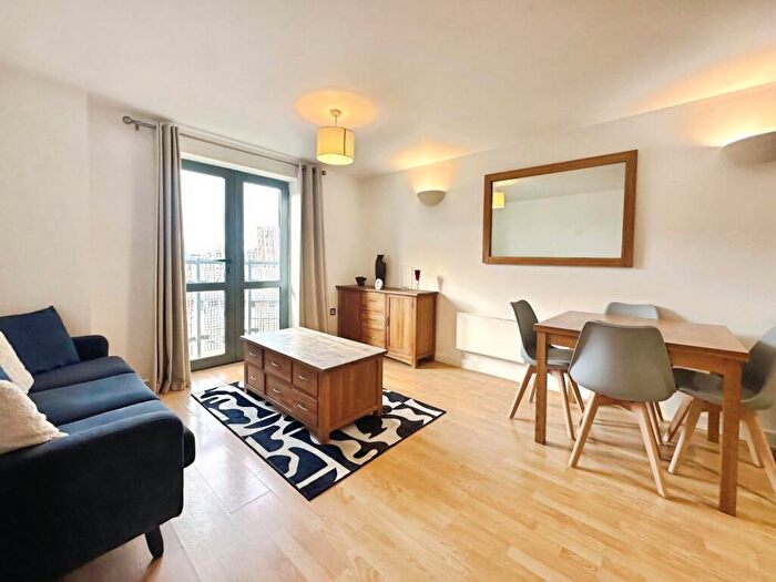 2 Bedroom Flat To Rent In City Walk, Leeds, West Yorkshire, LS11
