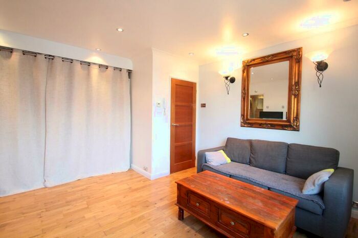 Flat To Rent In Beaconsfield House, Ewell Road, Surbiton, Surrey, KT6