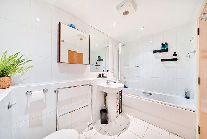 1 Bedroom Flat To Rent In High Street, Esher, KT10