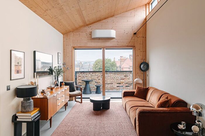 2 Bedroom Flat To Rent In Darnley Road, Chatham, E9