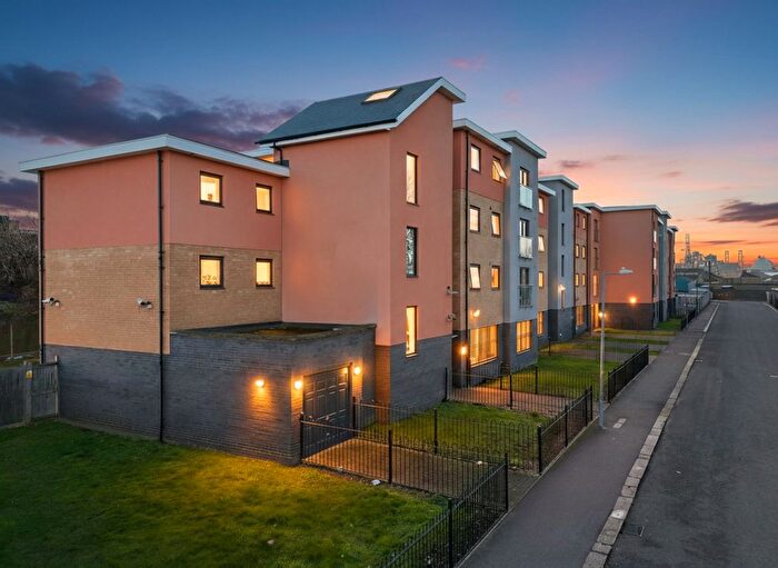 2 Bedroom Flat For Sale In Lansdowne Road, Tilbury, RM18