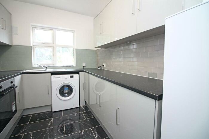2 Bedroom Flat To Rent In Woodford New Road, London, E17