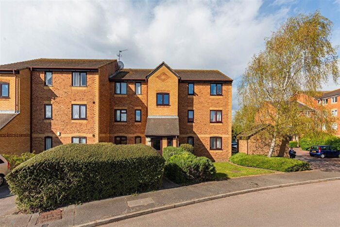 1 Bedroom Flat For Sale In Burket Close, Norwood Green, UB2