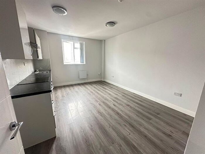 2 Bedroom Flat To Rent In Mount Pleasant, Bilston, WV14