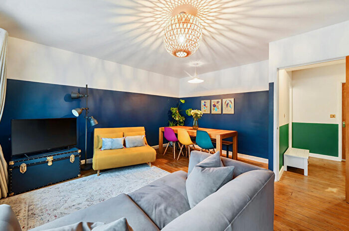 2 Bedroom Flat For Sale In Garden View Court, Roundhay, Leeds, LS8