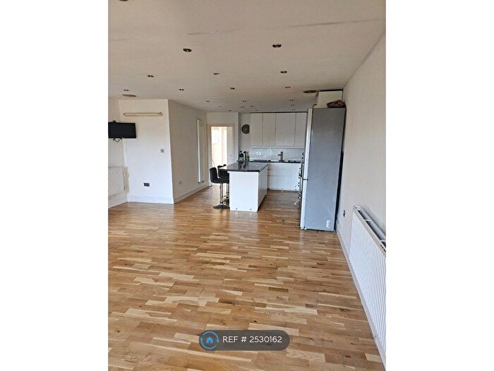 4 Bedroom Semi Detached House To Rent In Sylvan Avenue, Romford, RM6