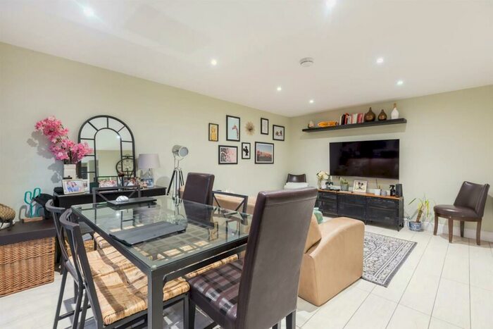 2 Bedroom Apartment To Rent In Grange Gardens, Southgate, N14