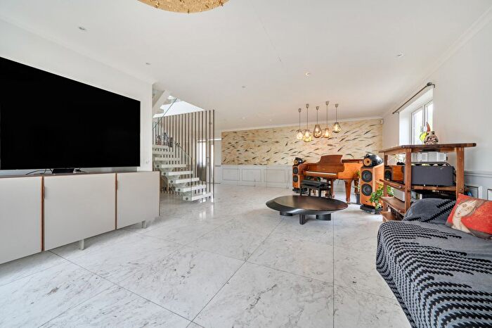 4 Bedroom Detached House For Sale In Well Grove, Whetstone, N20