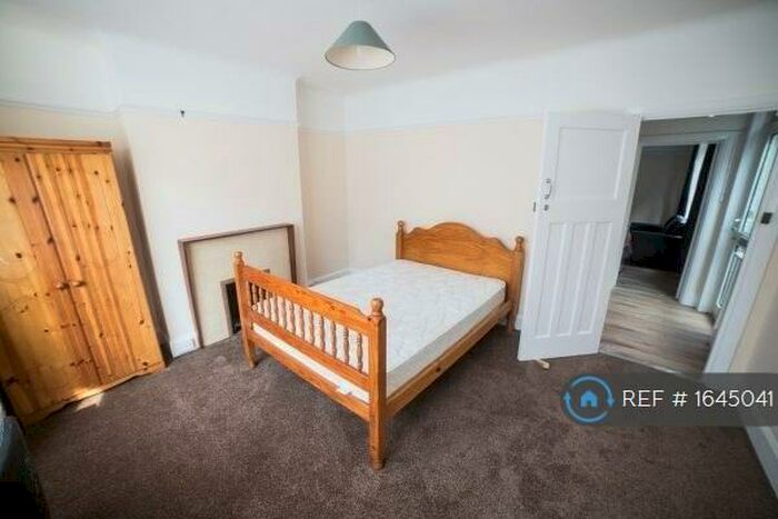 4 Bedroom Semi-Detached House To Rent In Roselands Gardens, Southampton, SO17