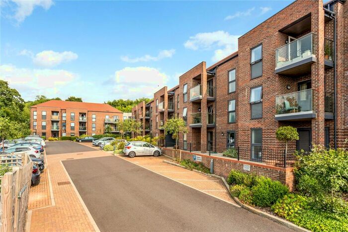 2 Bedroom Flat For Sale In Lower Turk Street, Alton, GU34